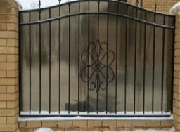 Кованый забор с вставками из поликарбоната с узорами